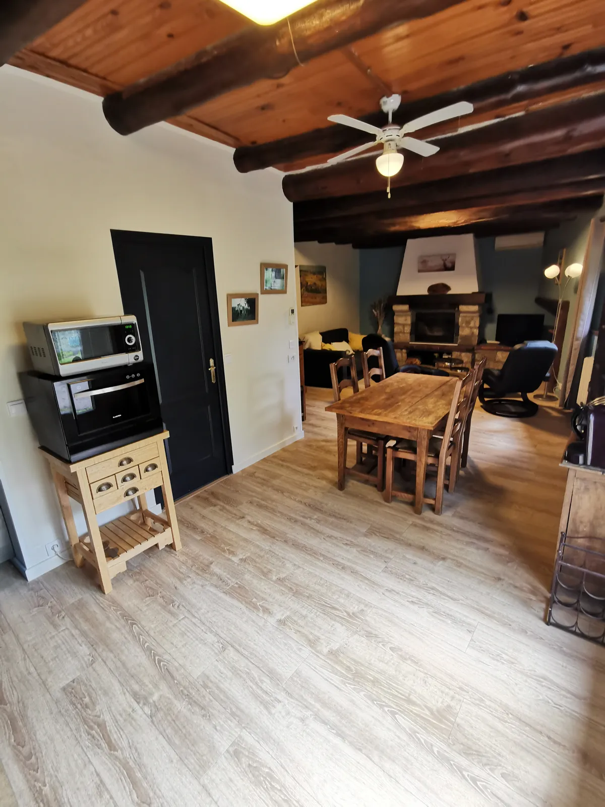 Gîte 1 — vue d’ensemble salon et salle à manger sous les poutres