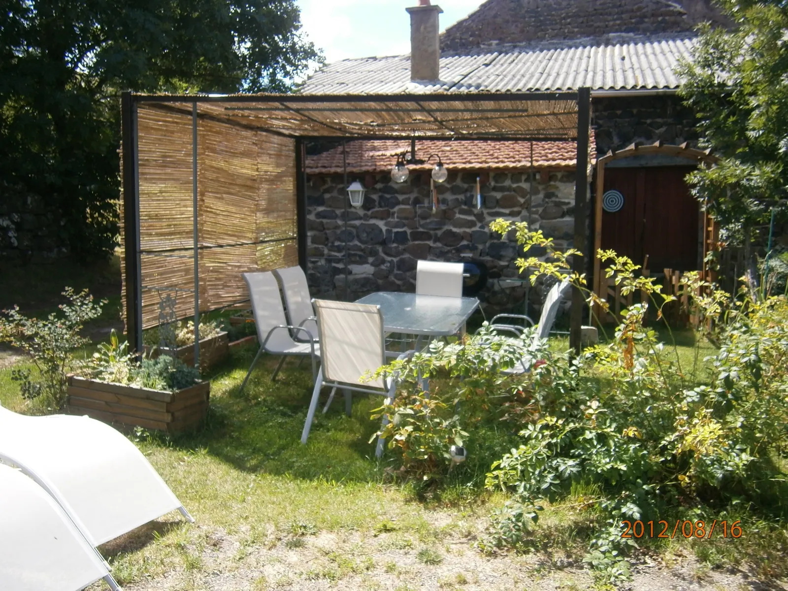 Gîte 1 — terrasse, tonnelle et table au jardin