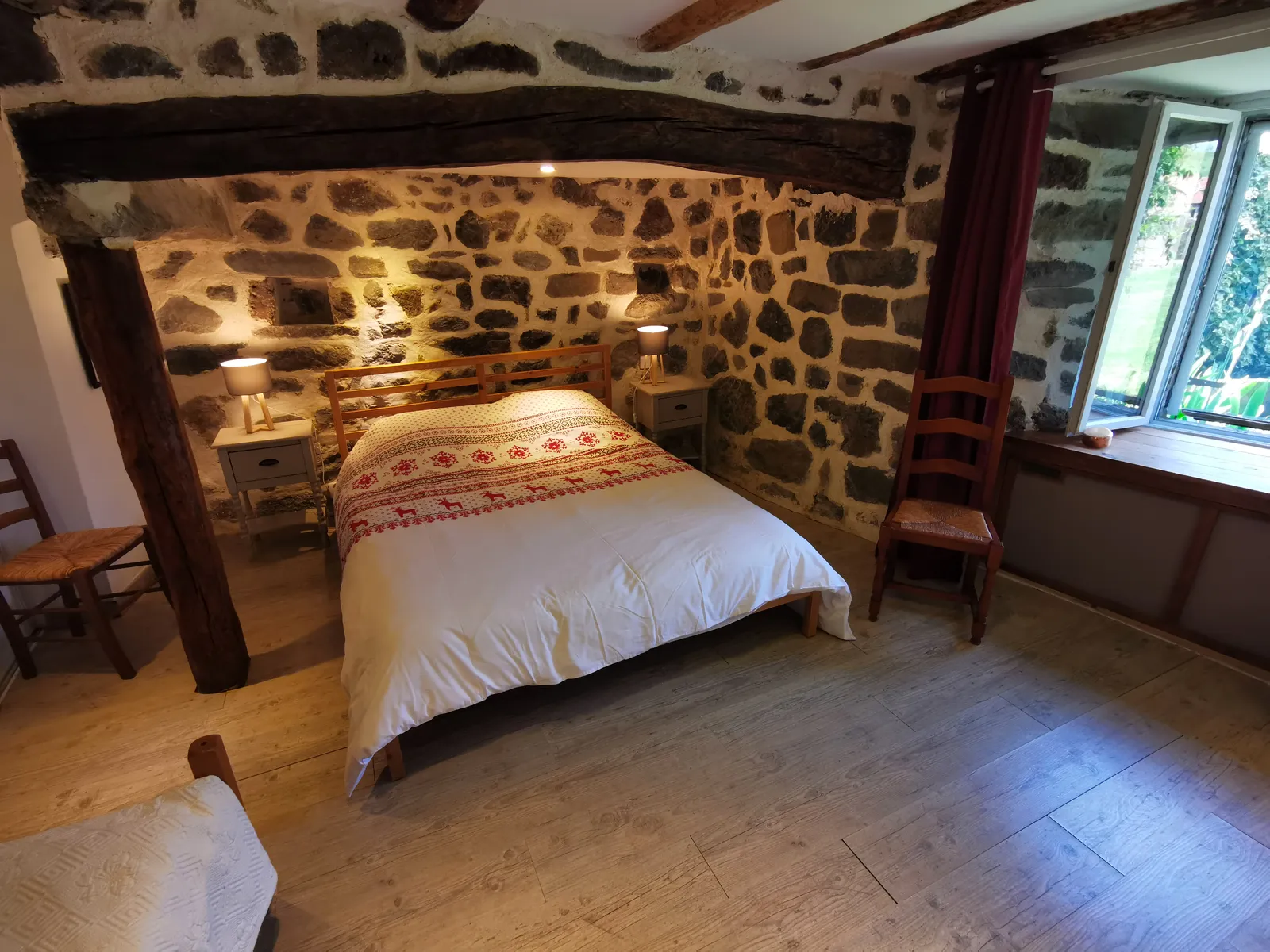 Gîte 2 — chambre, lit double contre le mur de pierre
