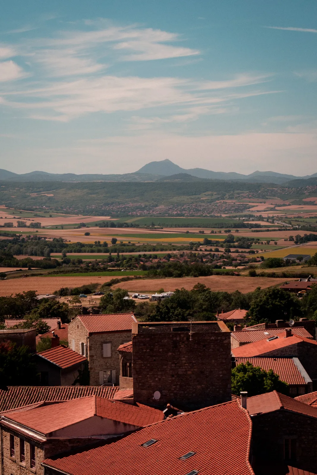 Village de Saint Victor, toits de tuiles et sucs